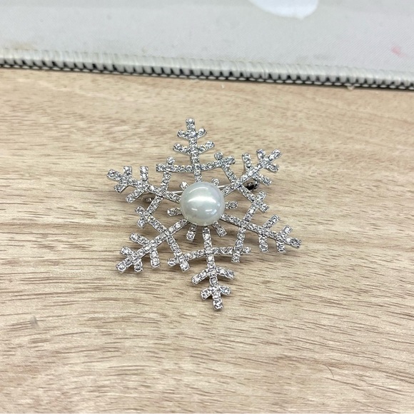 Jewelry - Snowflake brooch crystal pearl